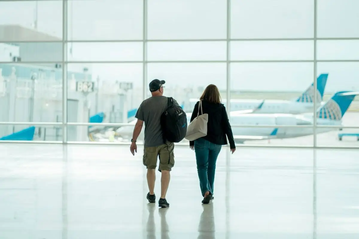 Pareja caminando por una terminal de aeropuerto