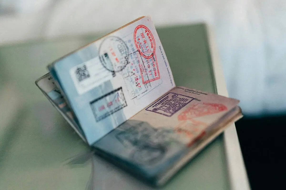 Pasaporte abierto con sellos de viaje